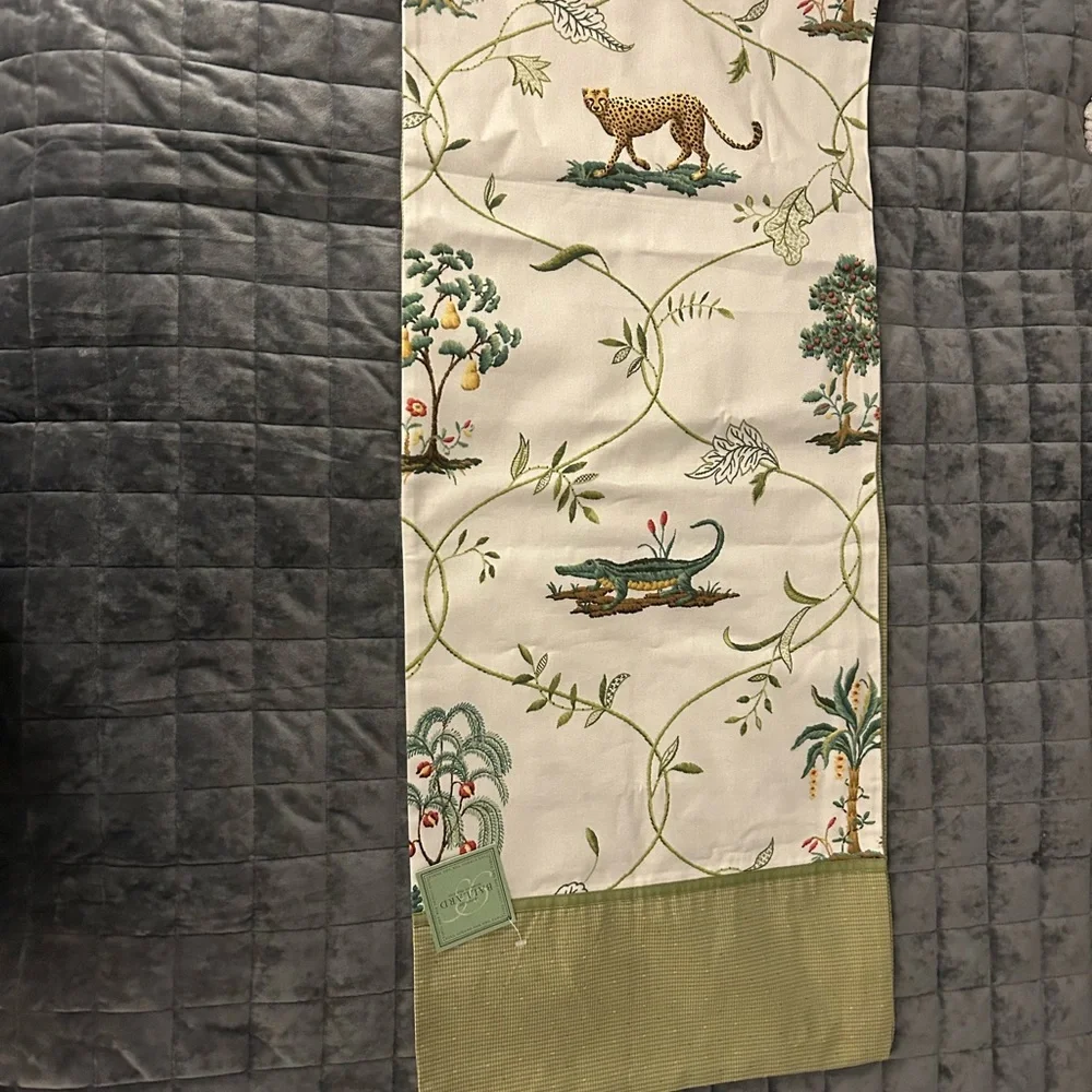 Elegant Green and White Table Runner NWT - Picture 1 of 7